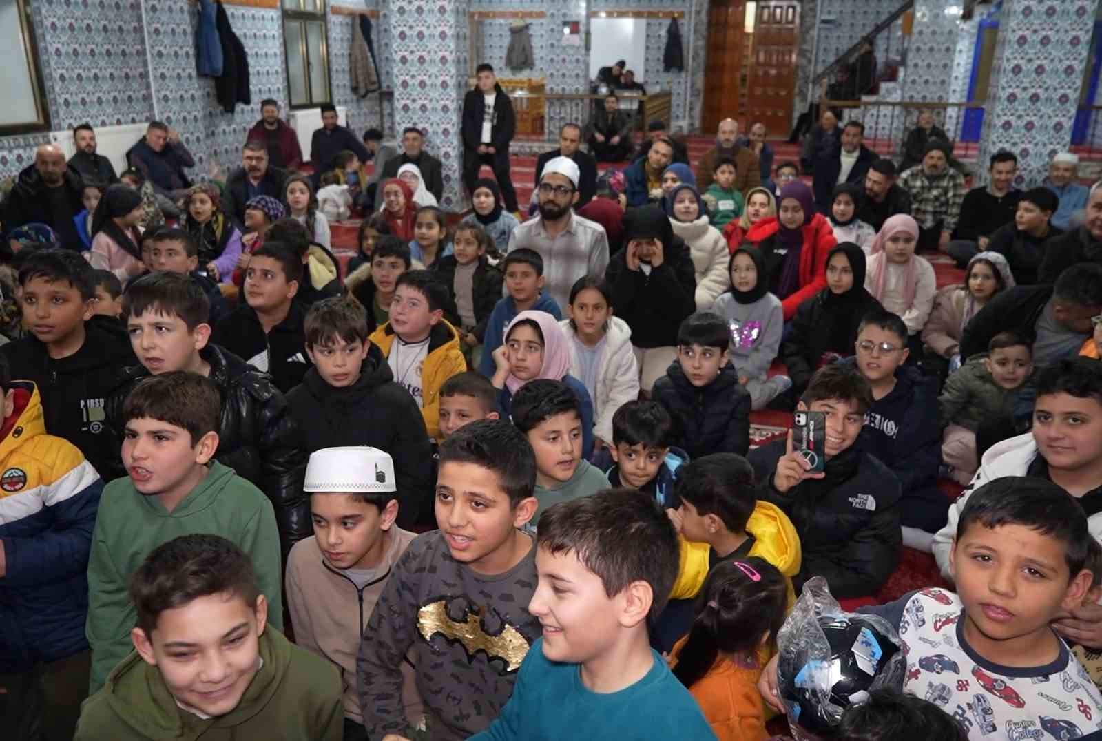 Teravih namazına camiye gelen çocuklar ilahi söyledi
