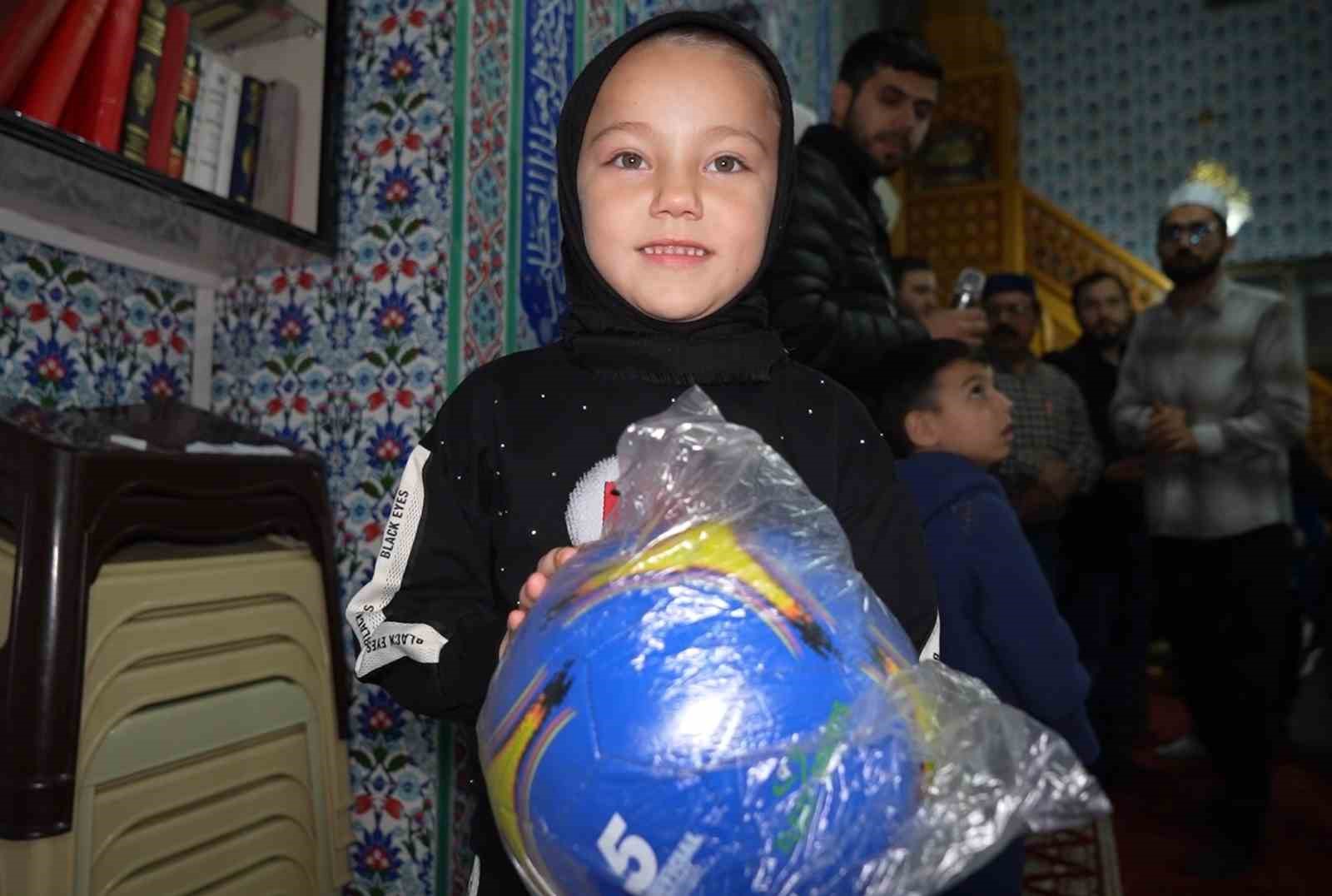 Teravih namazına camiye gelen çocuklar ilahi söyledi
