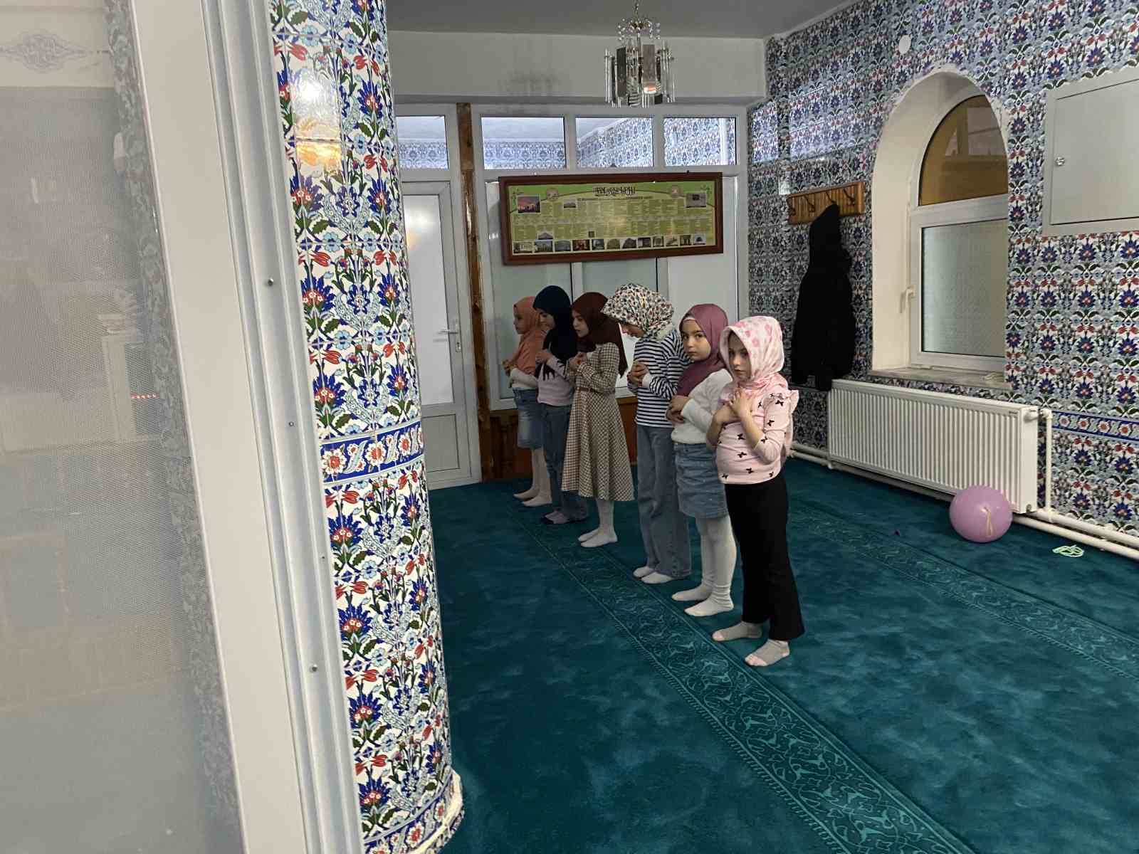 Teravih sonrası ayakkabılardan çıkan hediyeler çocukları sevindirdi
