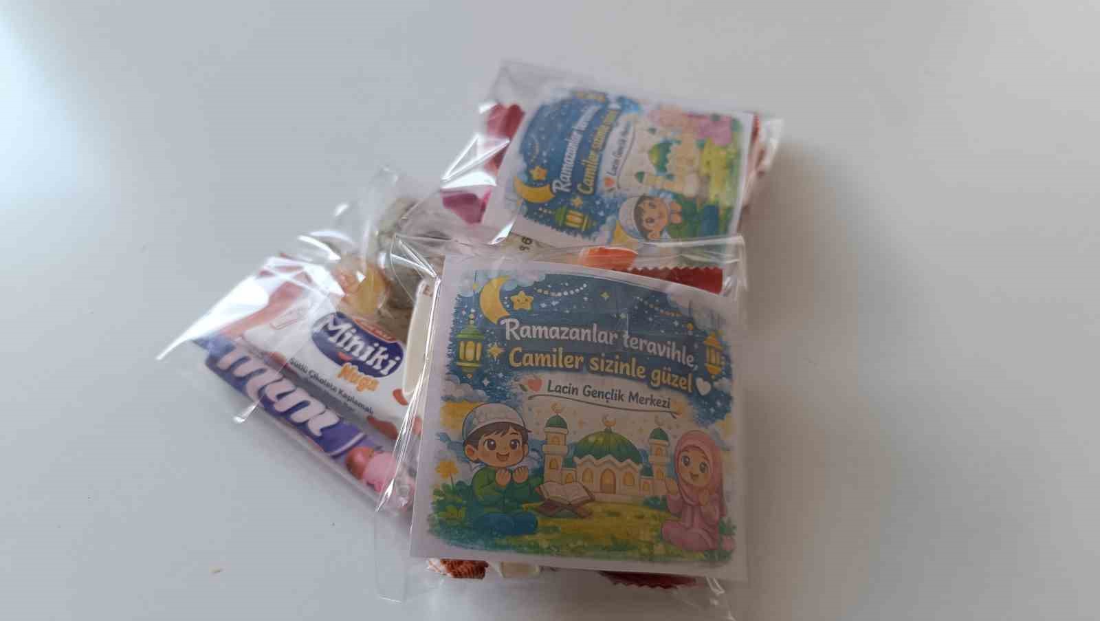 Teravih sonrası ayakkabılardan çıkan hediyeler çocukları sevindirdi
