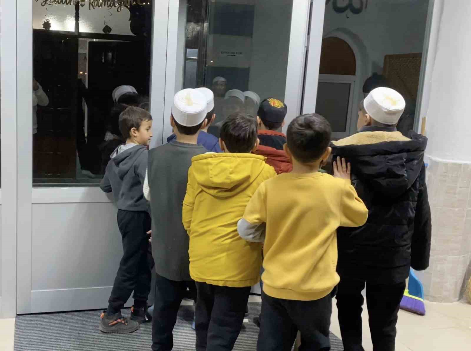 Teravih sonrası ayakkabılardan çıkan hediyeler çocukları sevindirdi
