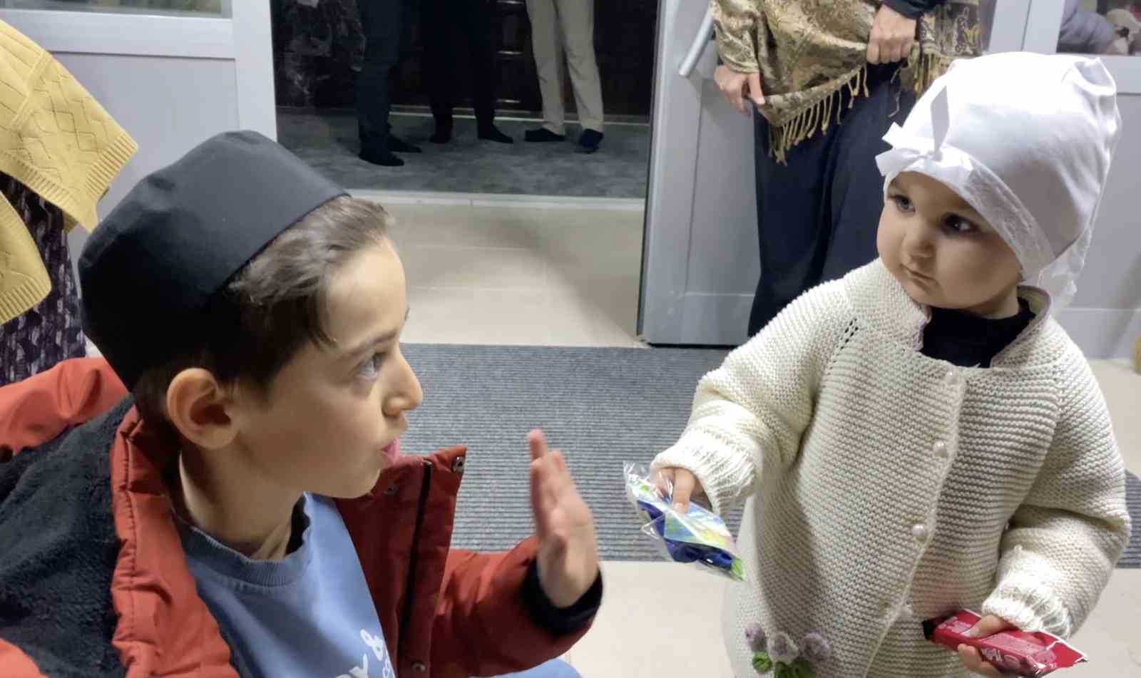 Teravih sonrası ayakkabılardan çıkan hediyeler çocukları sevindirdi
