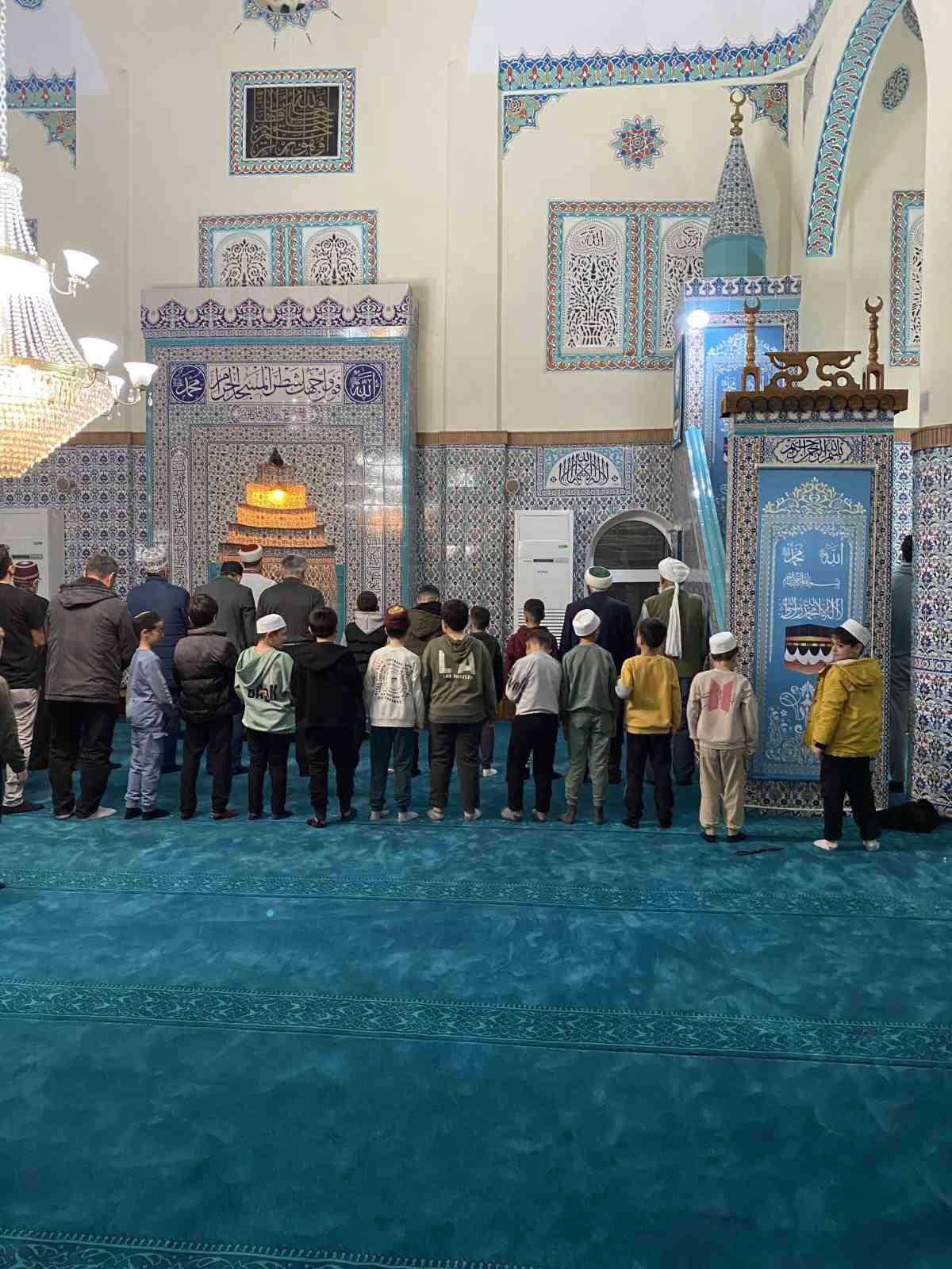 Teravih sonrası ayakkabılardan çıkan hediyeler çocukları sevindirdi
