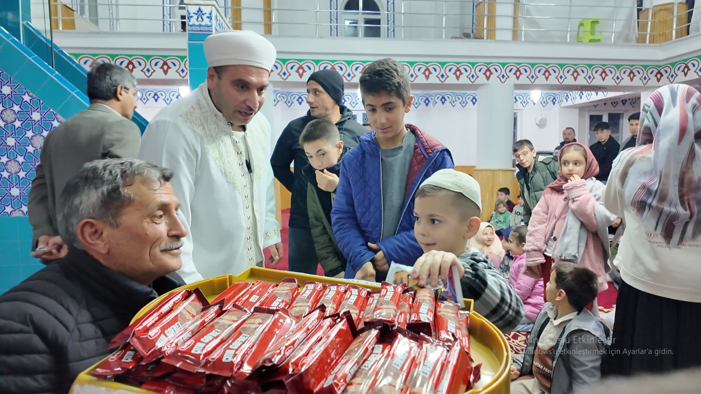 Teravihe gelen çocuklara imamdan ikramlar
