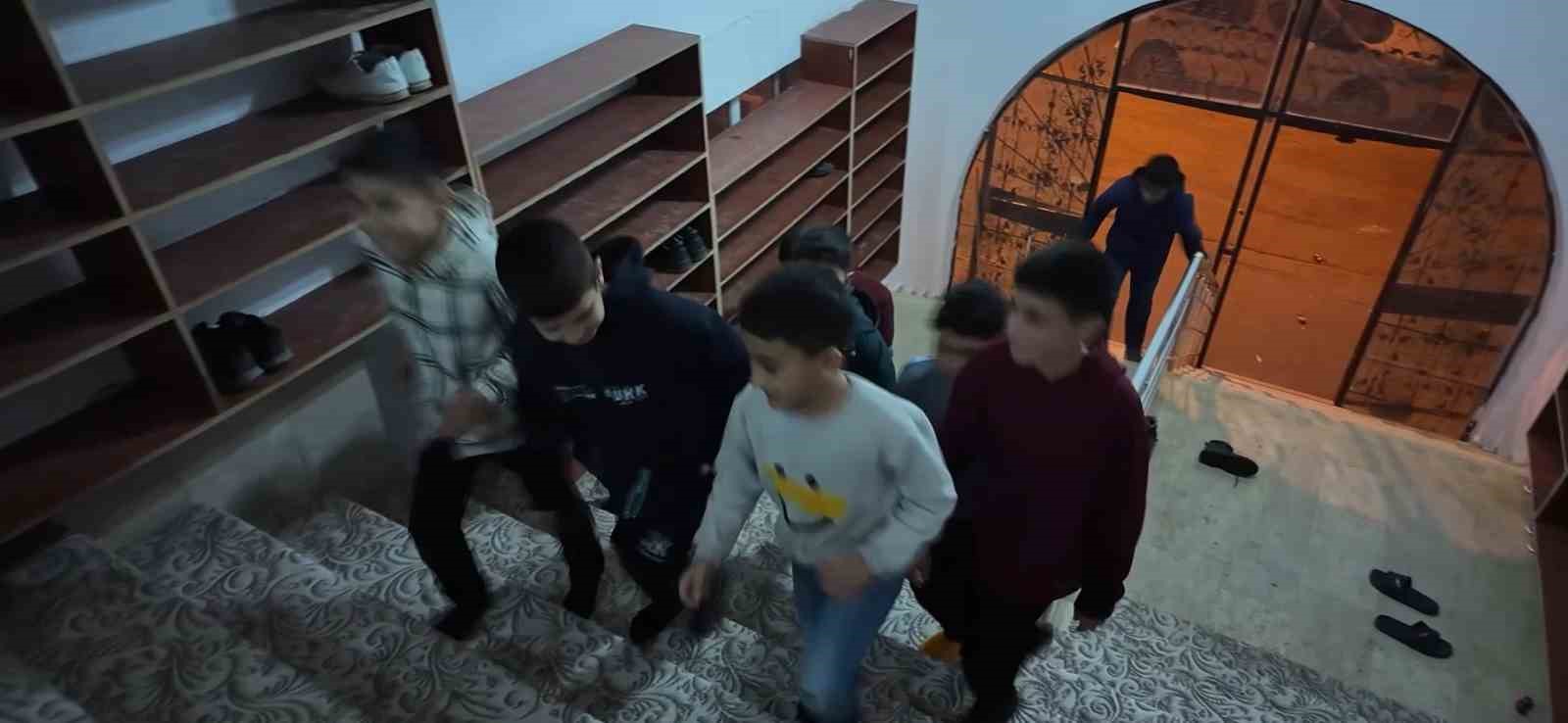 Teravihe gelen çocuklara imamdan ikramlar
