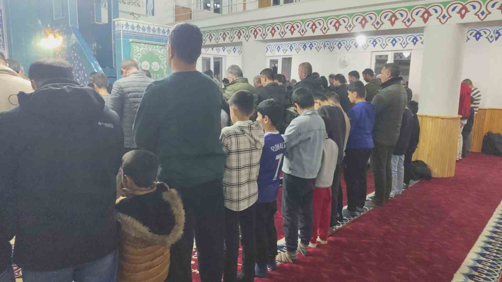 Teravihe gelen çocuklara imamdan ikramlar
