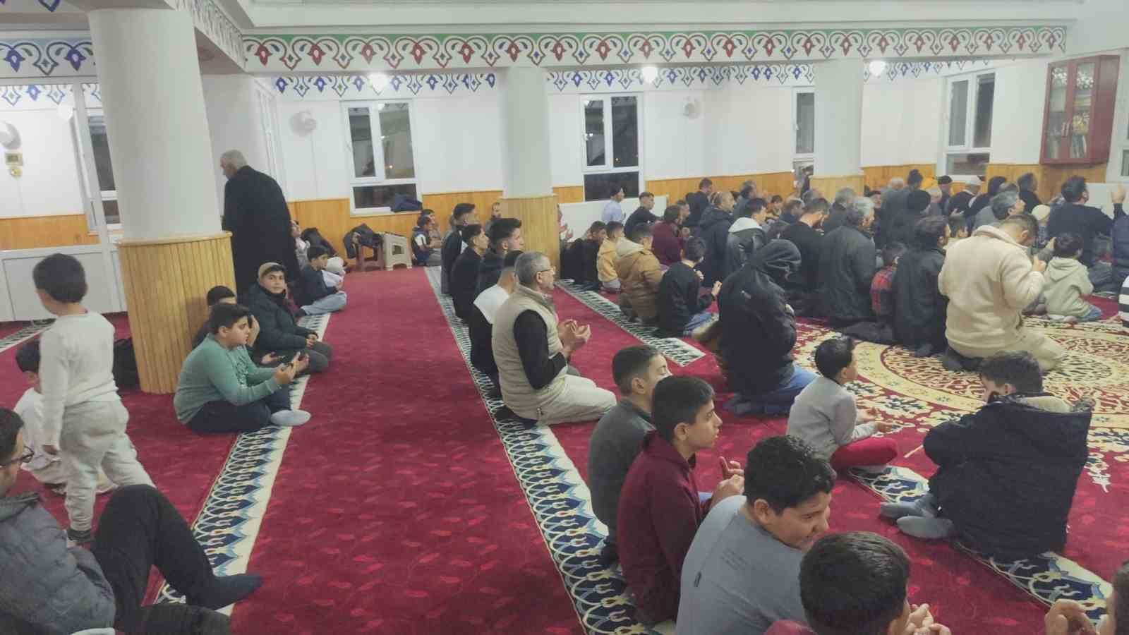 Teravihe gelen çocuklara imamdan ikramlar
