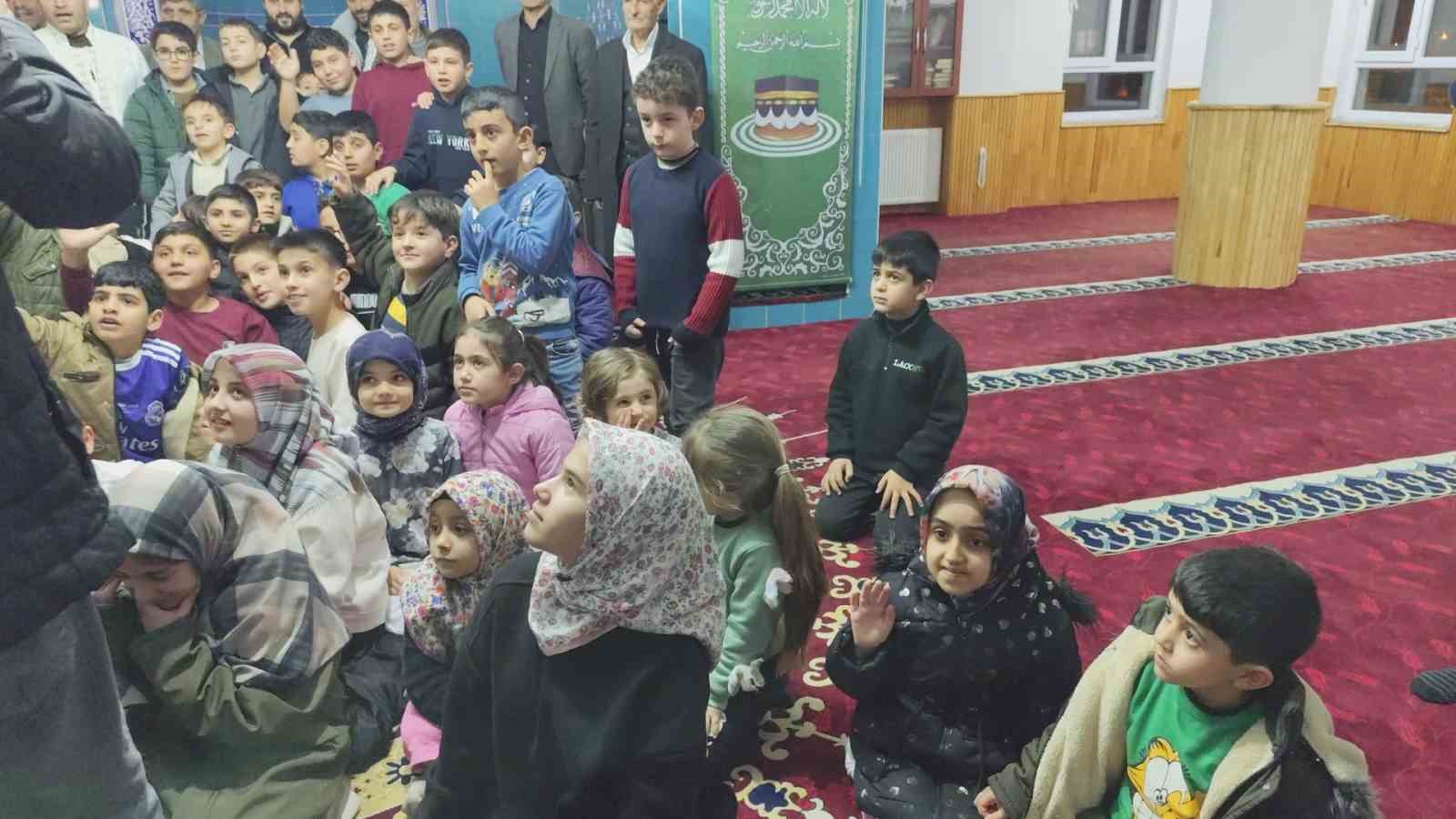 Teravihe gelen çocuklara imamdan ikramlar
