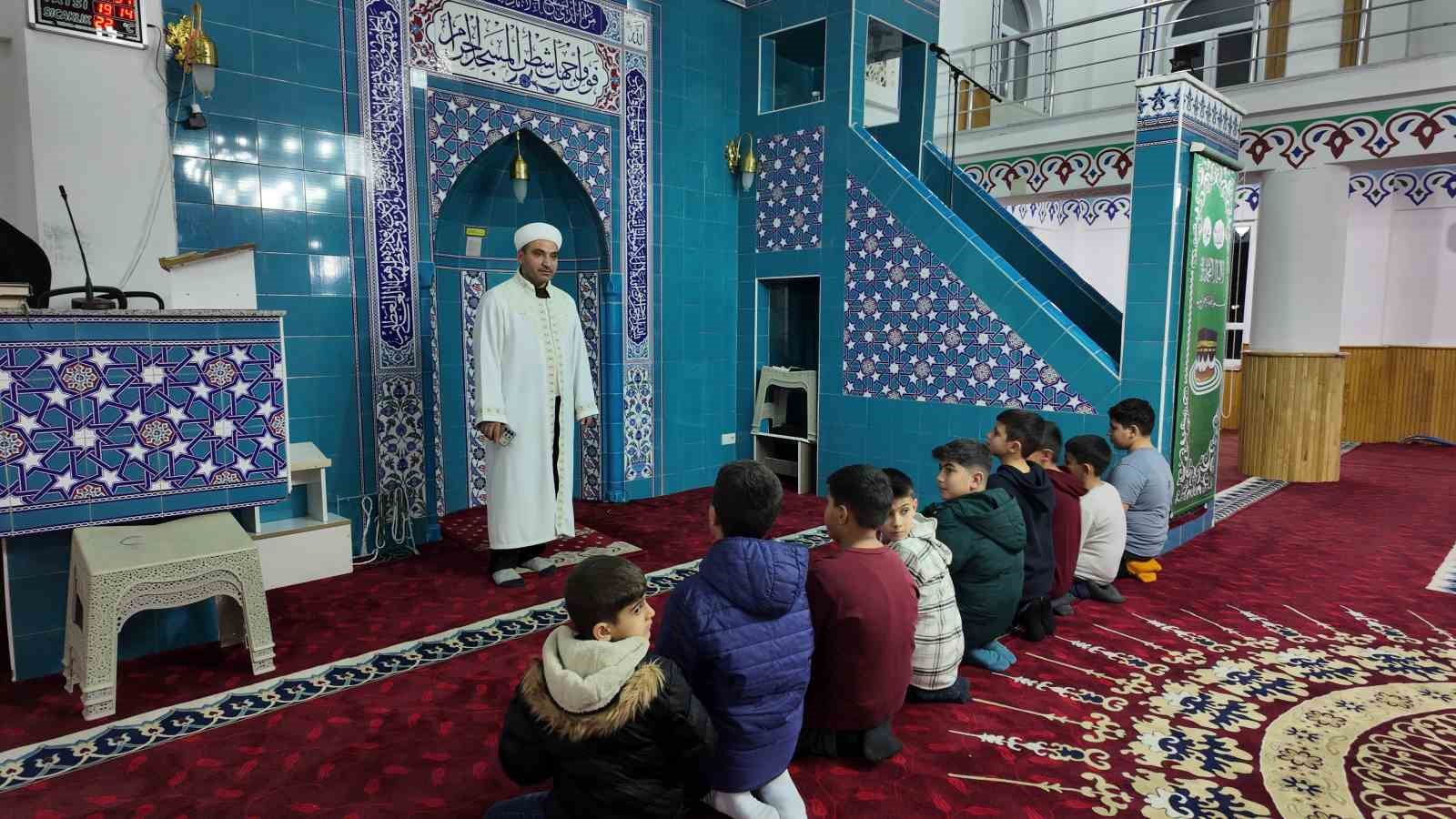 Teravihe gelen çocuklara imamdan ikramlar
