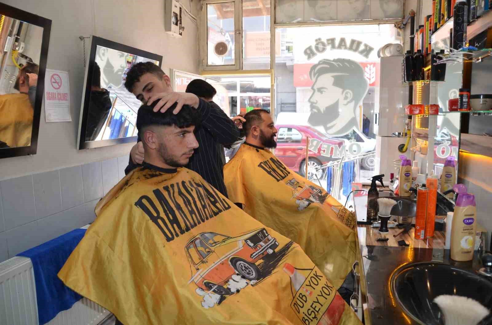 Tercan’da berberlerde bayram yoğunluğu
