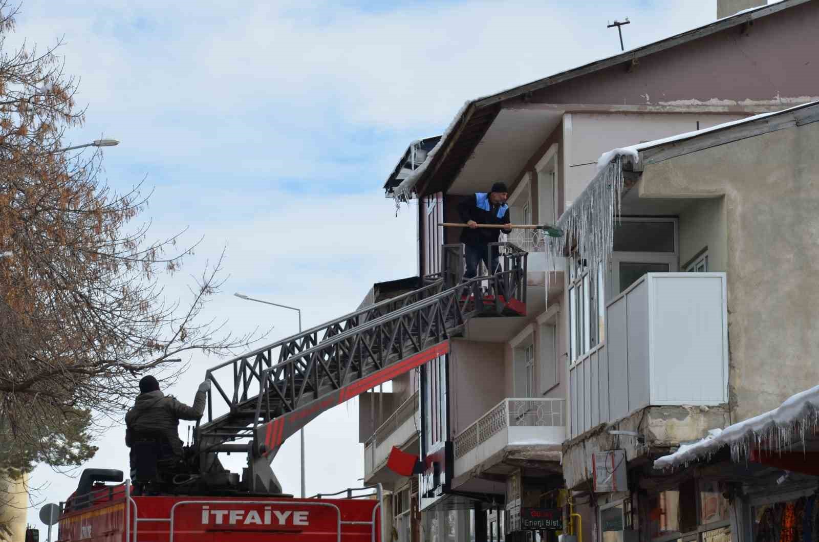 Tercan’da buz sarkıtları temizlendi
