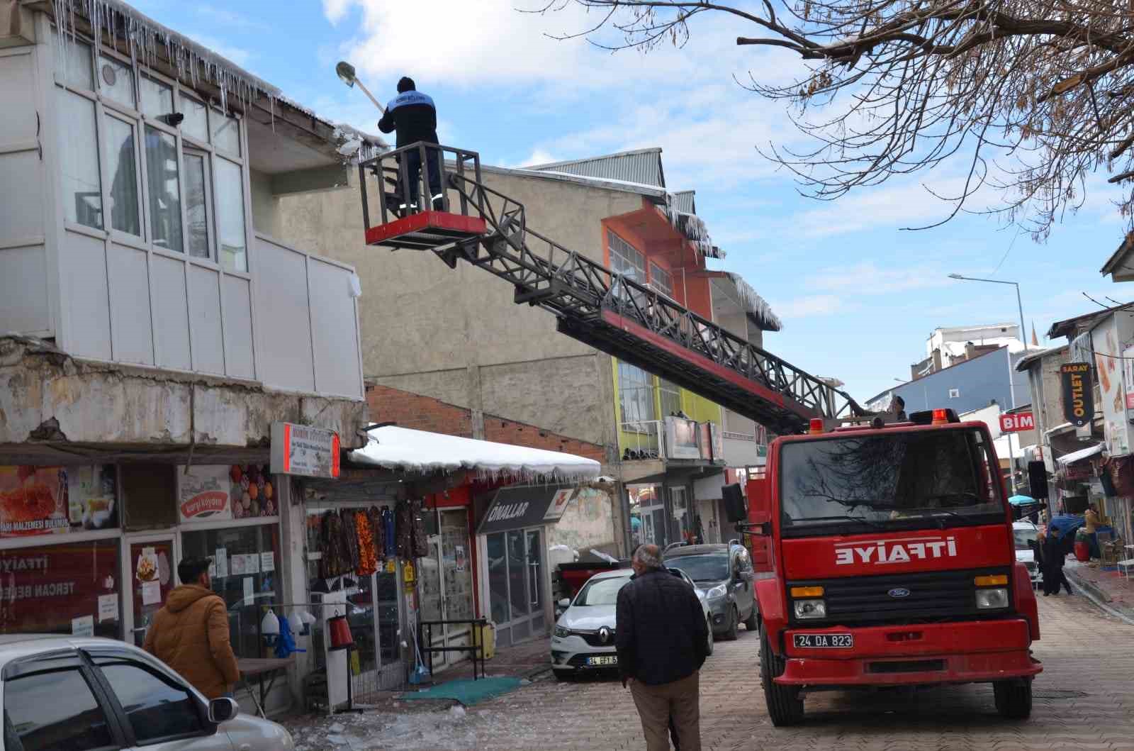 Tercan’da buz sarkıtları temizlendi
