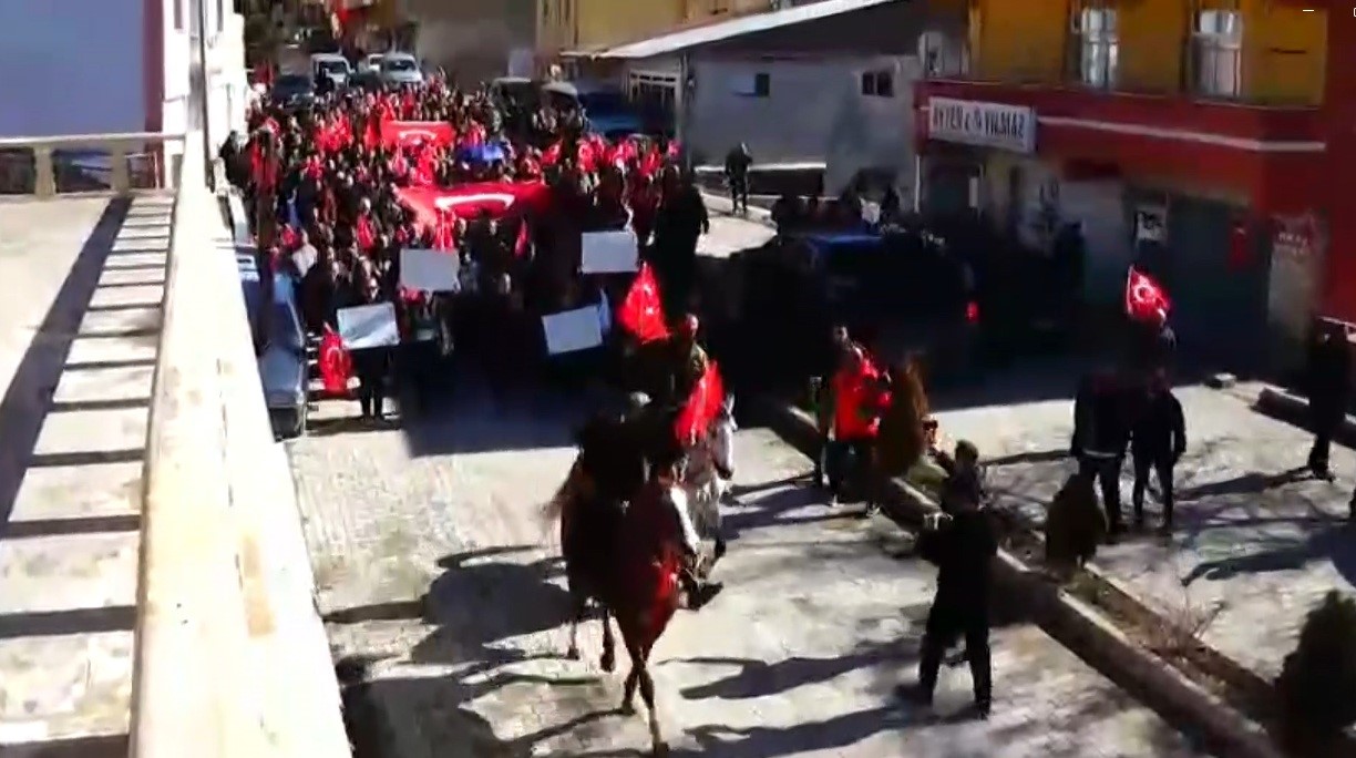 Tercan’da Kaymakam Duman’a şemsiye tartışması sonrası destek yürüyüşü
Tercan’da Kaymakam Duman’a şemsiye tartışması sonrası destek yürüyüşü