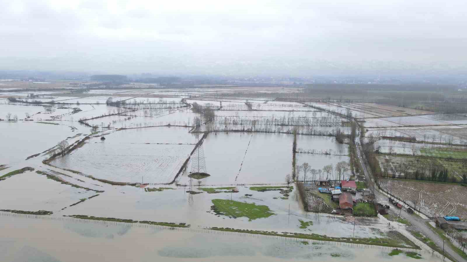 Terme’de ovada su taşkını, yüksekte kar esareti
