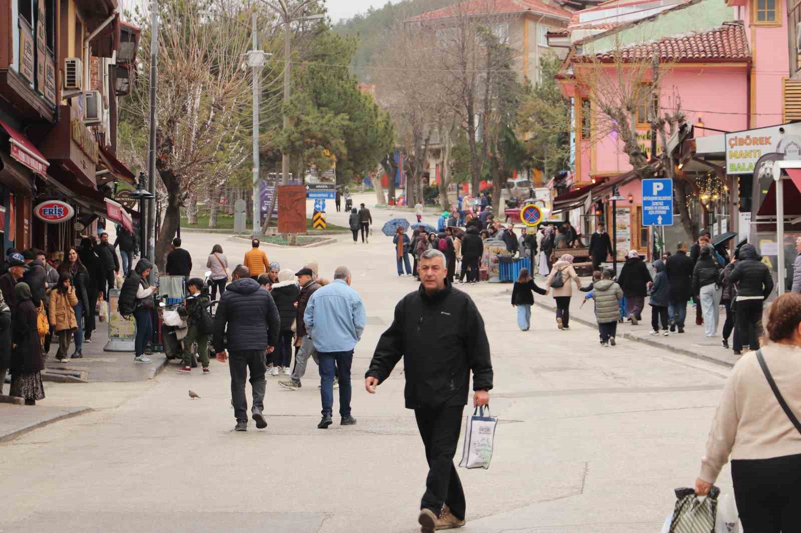 Termometreler düştü, kalabalık azalmadı: Eskişehir’de hafta sonu yoğunluğu
