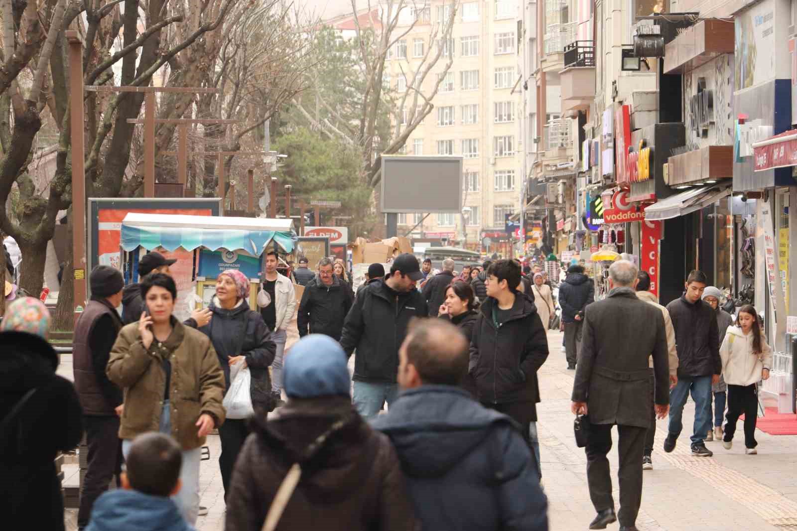 Termometreler düştü, kalabalık azalmadı: Eskişehir’de hafta sonu yoğunluğu
