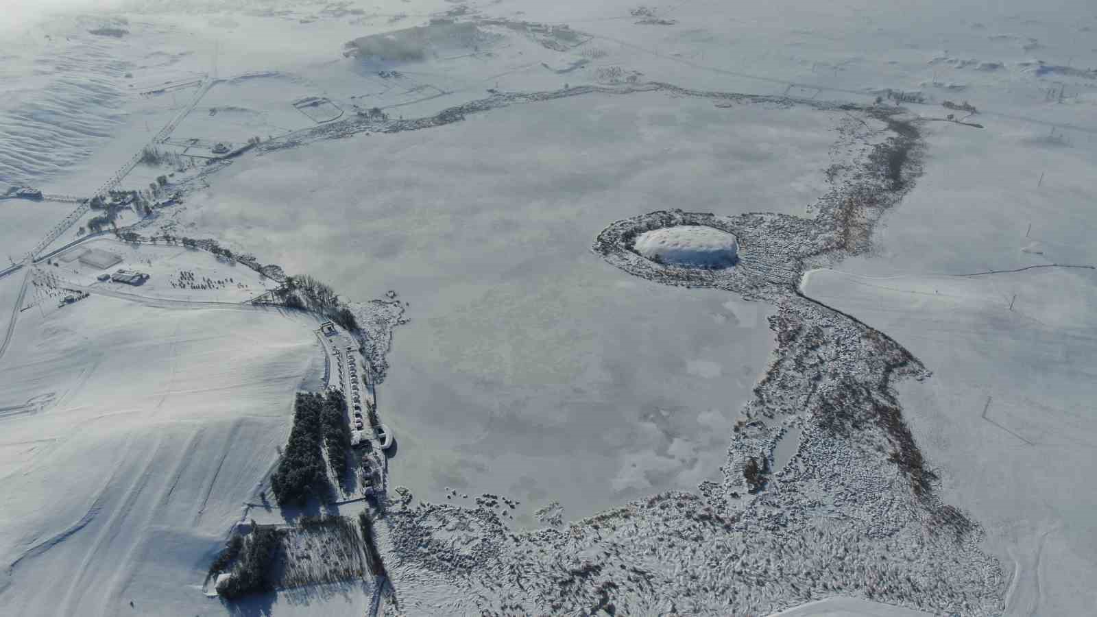 Termometreler eksi 21’i gösterdi, Hafik Gölü tamamen dondu
