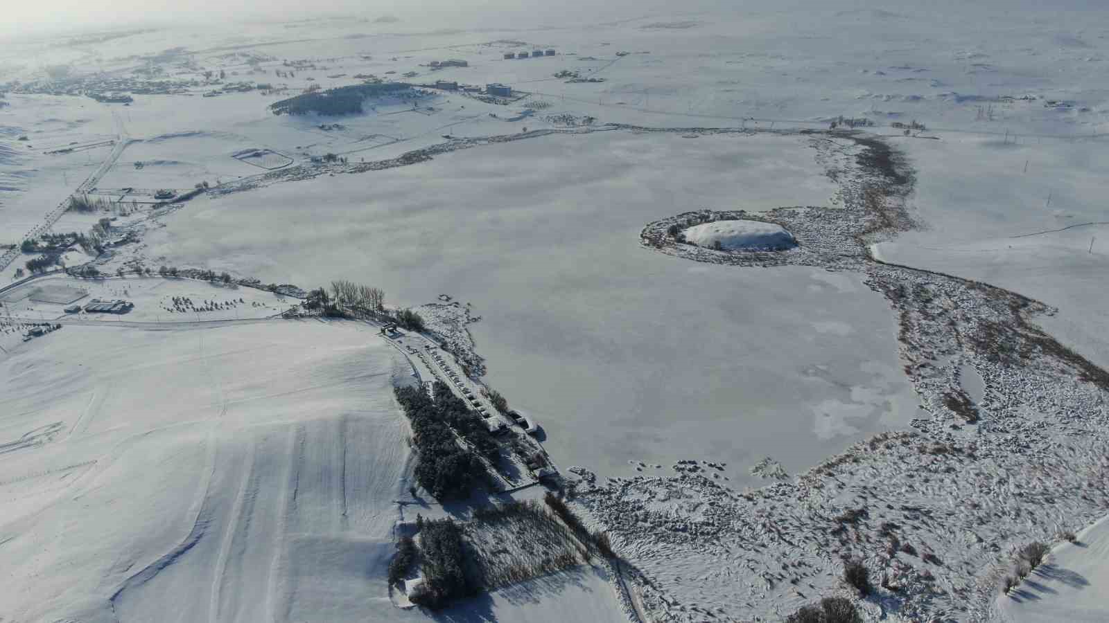 Termometreler eksi 21’i gösterdi, Hafik Gölü tamamen dondu
