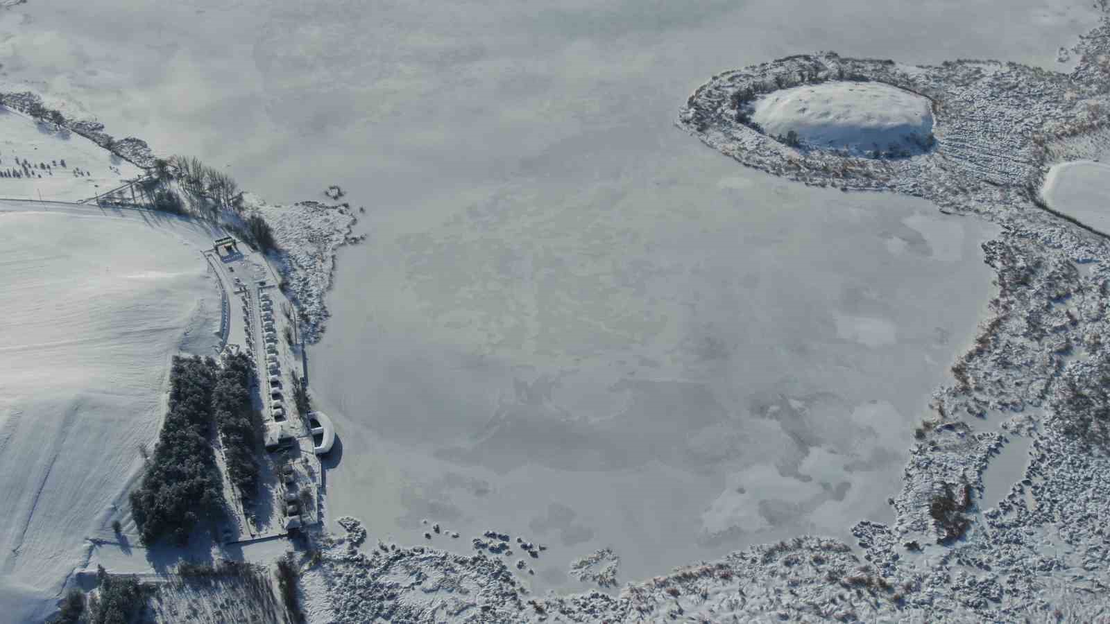 Termometreler eksi 21’i gösterdi, Hafik Gölü tamamen dondu
