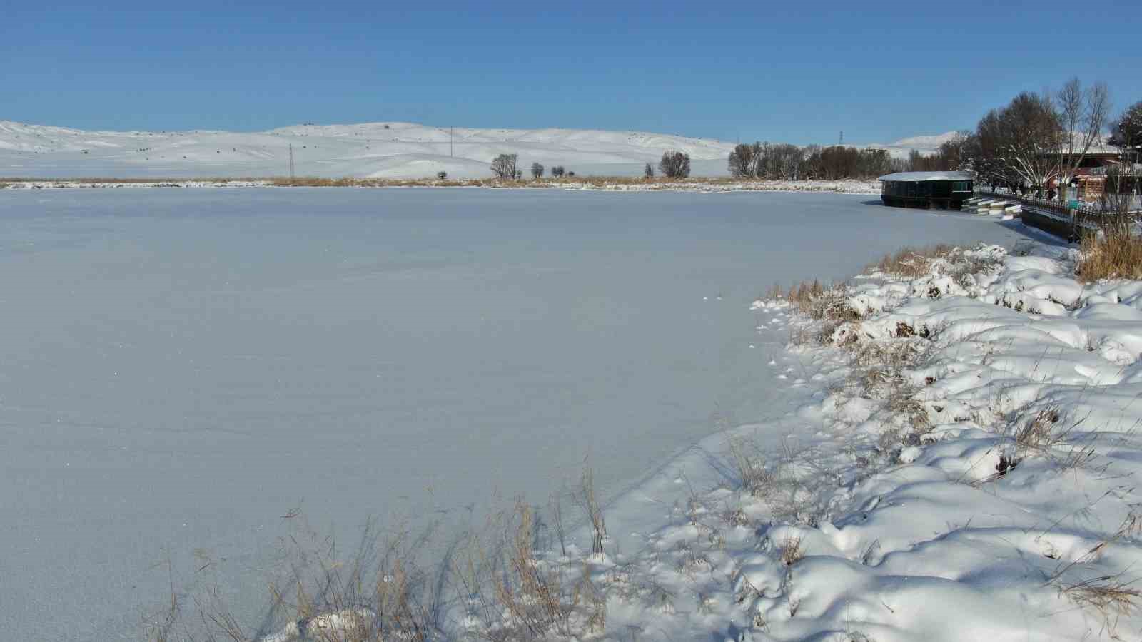 Termometreler eksi 21’i gösterdi, Hafik Gölü tamamen dondu
