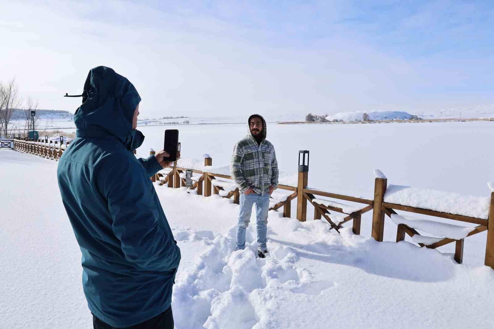 Termometreler eksi 21’i gösterdi, Hafik Gölü tamamen dondu

