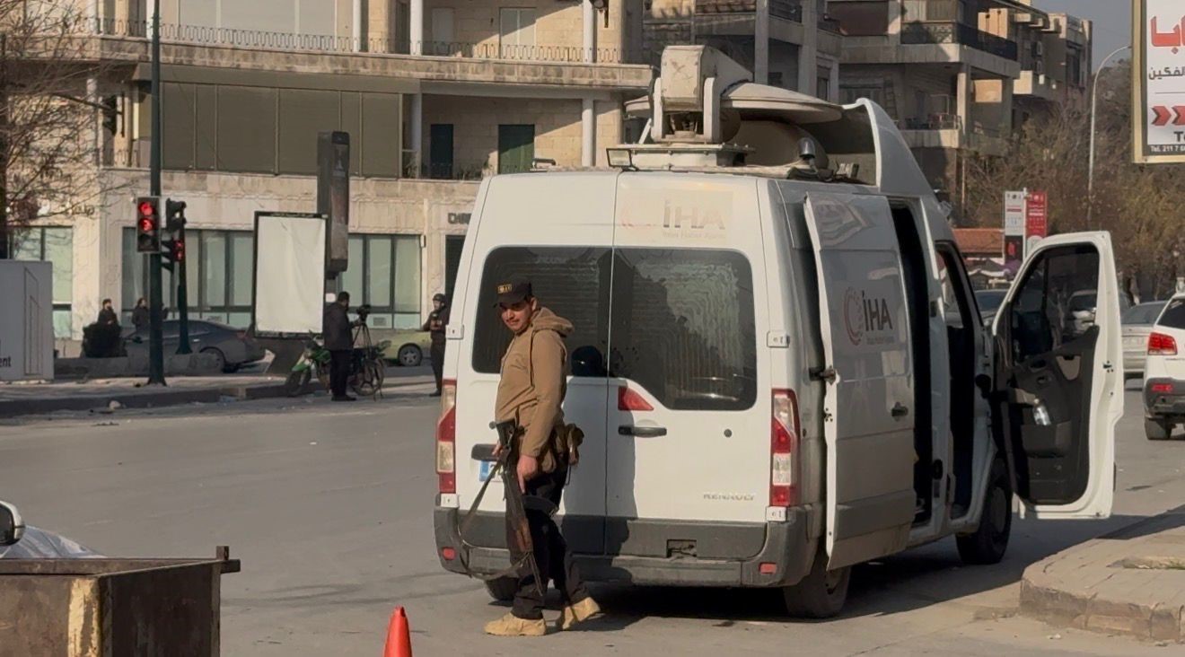 Terör örgütü SDG, Halep’te İhlas Haber Ajansı canlı yayın aracına ateş açtı
