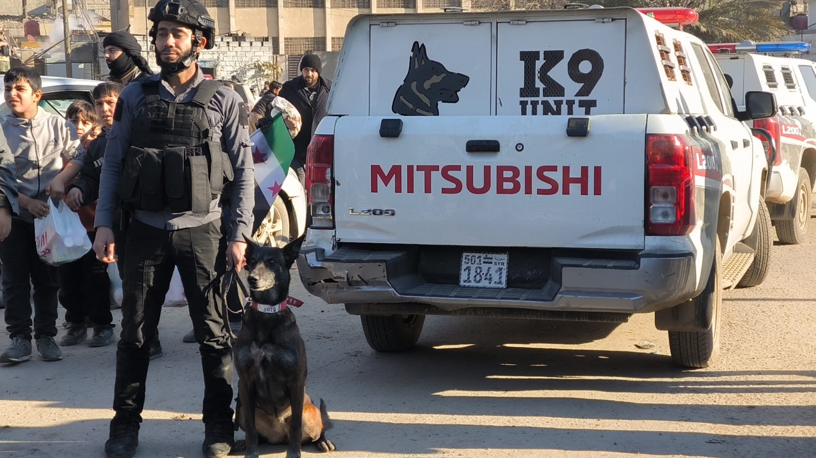 Terörden temizlenen Rakka’da özel eğitimli köpeklerle bomba arama çalışmaları
