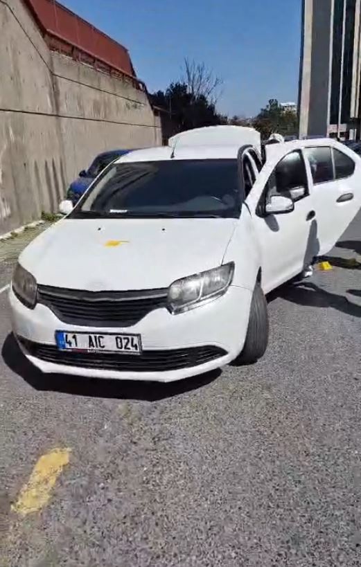 Teröristlerin kiraladığı otomobil polis ekipleri tarafından inceleniyor
