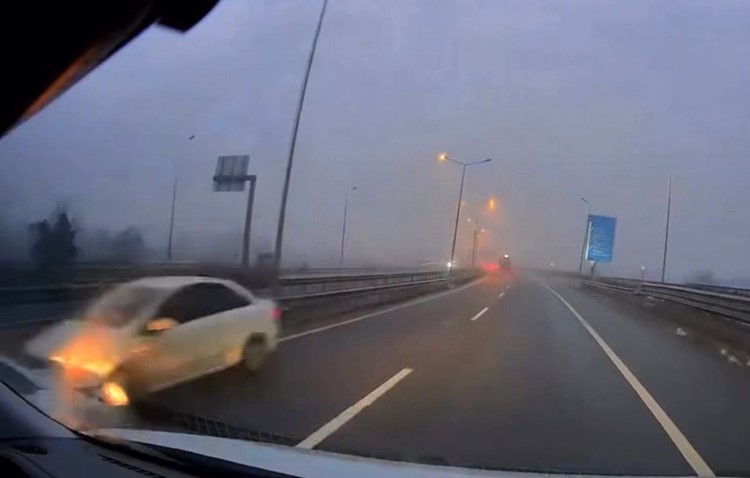 Ters şeritten gelen otomobil ortalığı birbirine kattı
