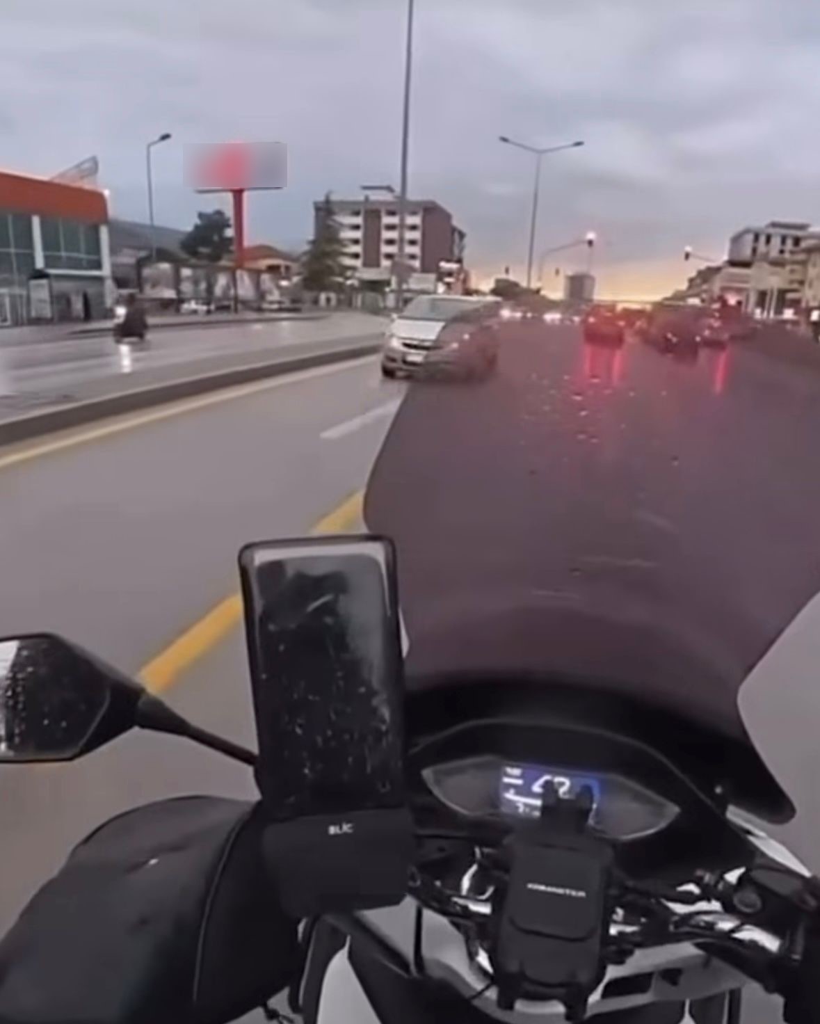 Ters yönde ilerleyen sürücü trafiği birbirine kattı
