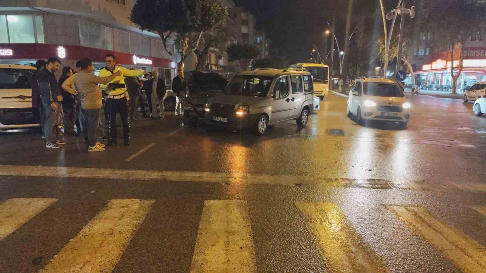 Ters yönden gelen aracın neden olduğu zincirleme kaza kamerada
