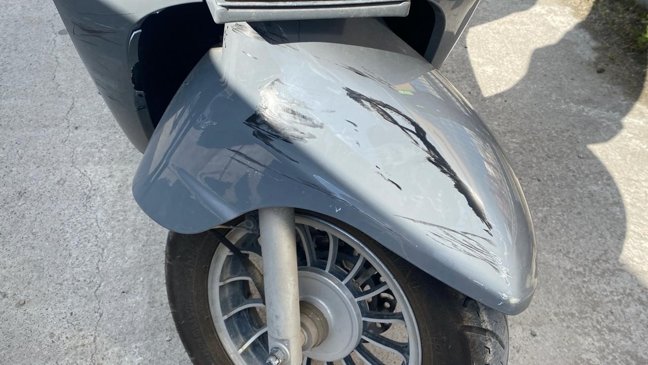 Ters yönden gelen hafif ticari araç motosikletle çarpıştı: 1 yaralı
