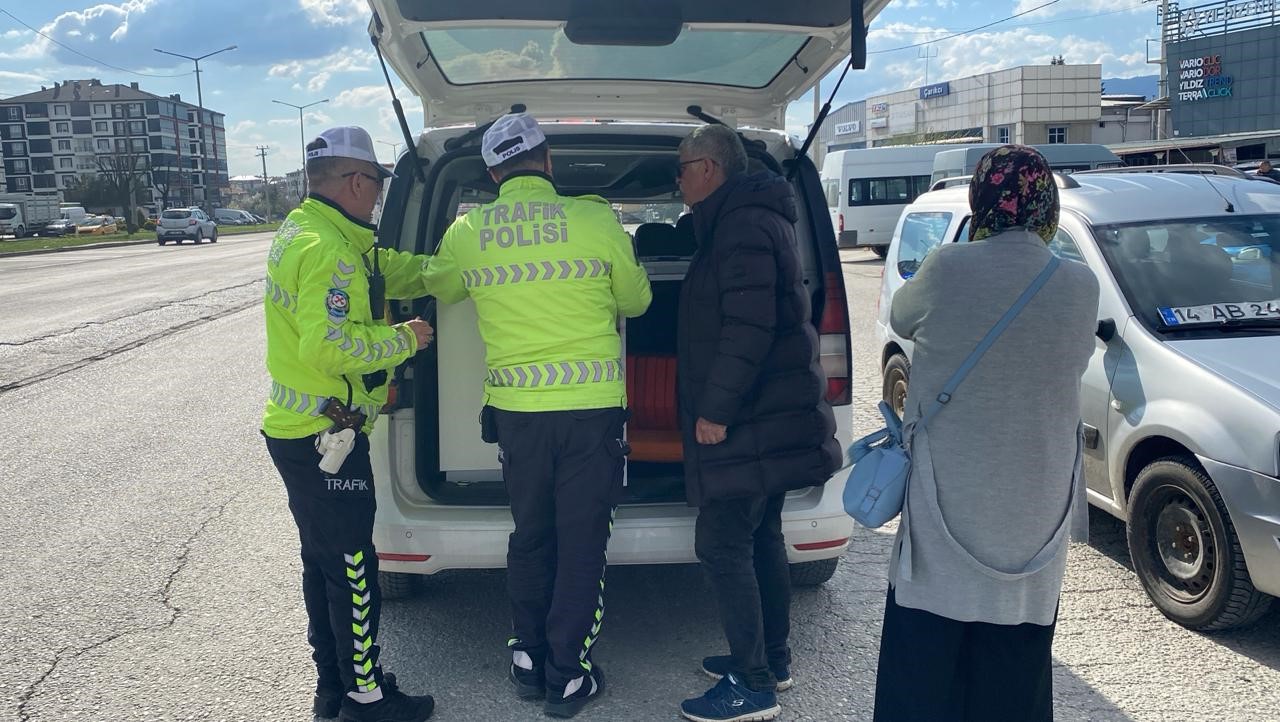 Ters yönden gelen hafif ticari araç motosikletle çarpıştı: 1 yaralı
