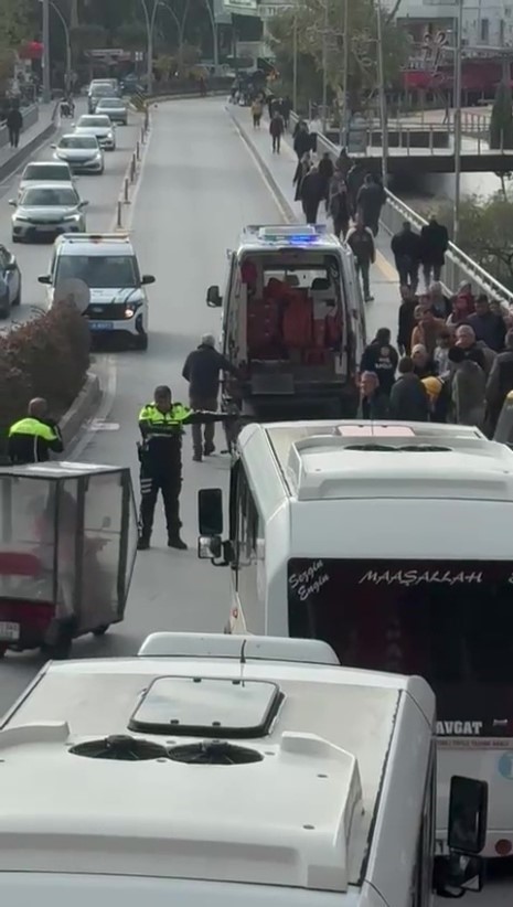 Ters yönden gelen motosiklete otomobil çarptı: 1 yaralı
