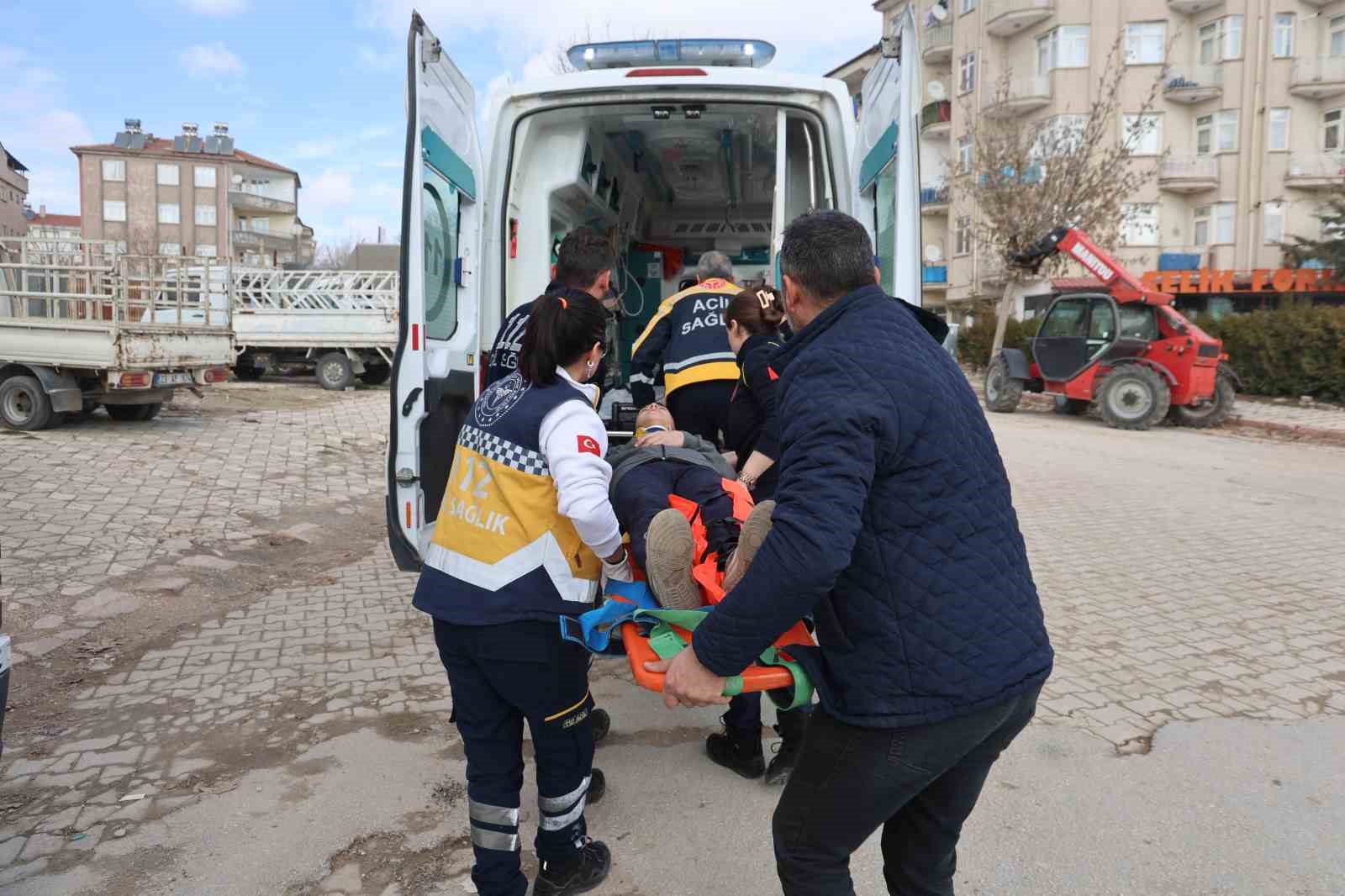Ters yöne giren kamyonet, öğrenci servisine çarptı: 9 yaralı
