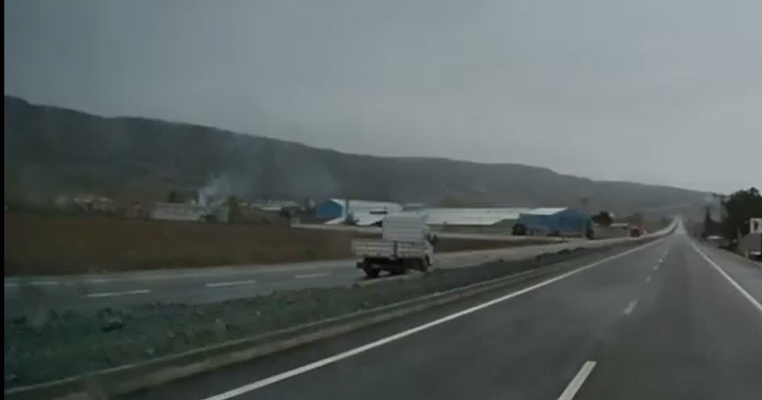 Ters yöne giren kamyonetin tehlikeli yolculuğu kameraya yansıdı
