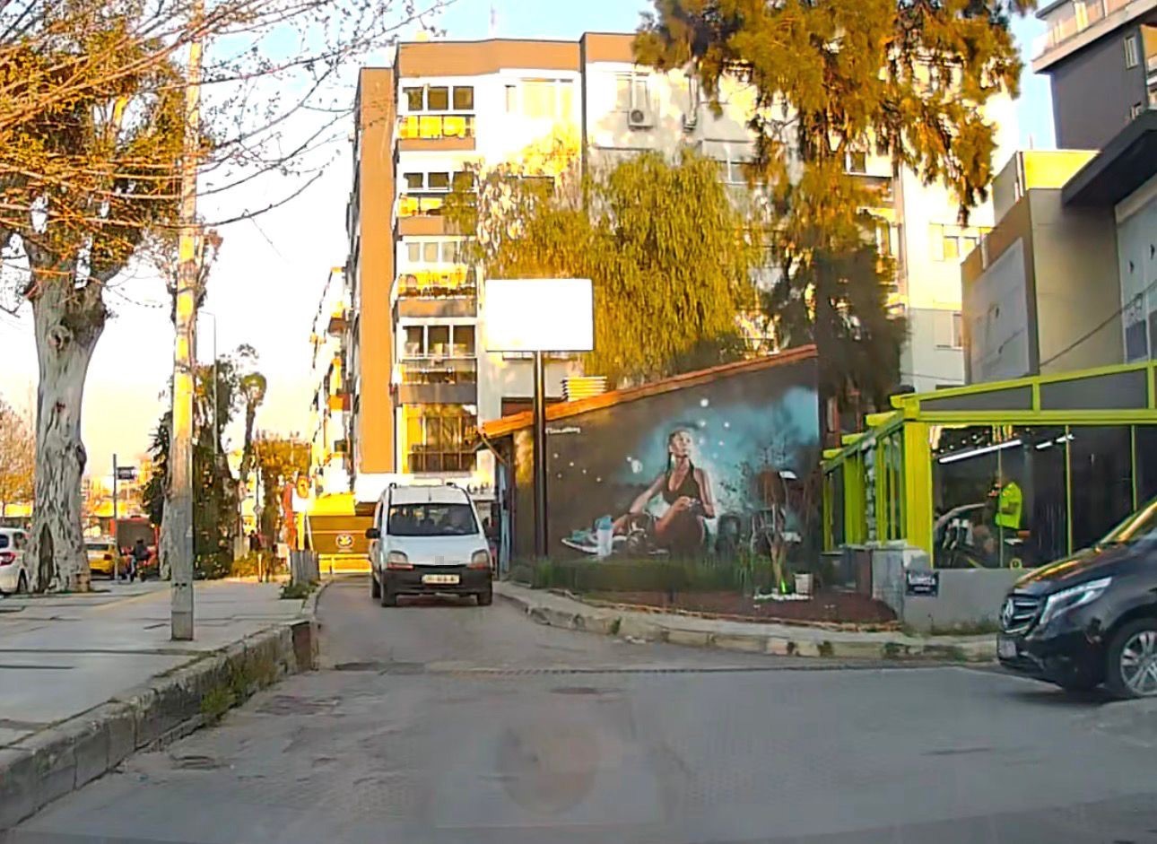 Ters yöne giren sürücünün kural ihlali araç kamerasına yansıdı
