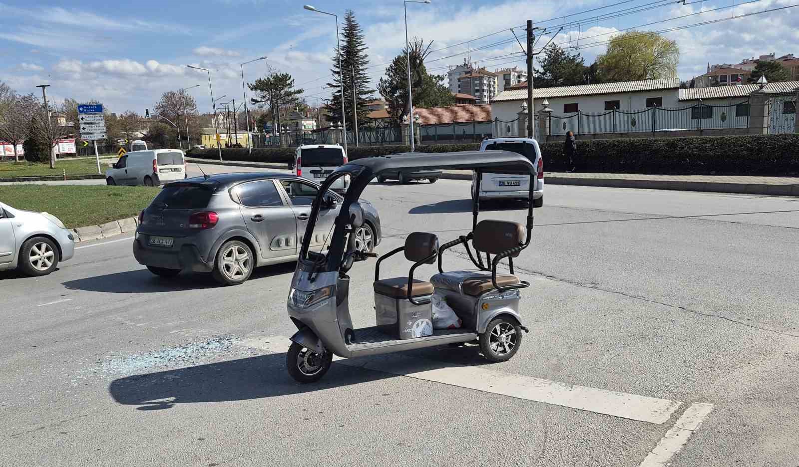 Ters yöne girmeye çalışan üç tekerlekli elektrikli araç kaza yaptı

