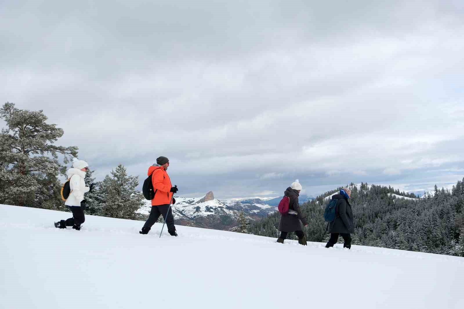 Tersun Dağı’nda zorlu kış yürüyüşü: Kar kalınlığı 1,5 metreyi buldu
Tersun Dağı’nda zorlu kış yürüyüşü: Kar kalınlığı 1,5 metreyi buldu