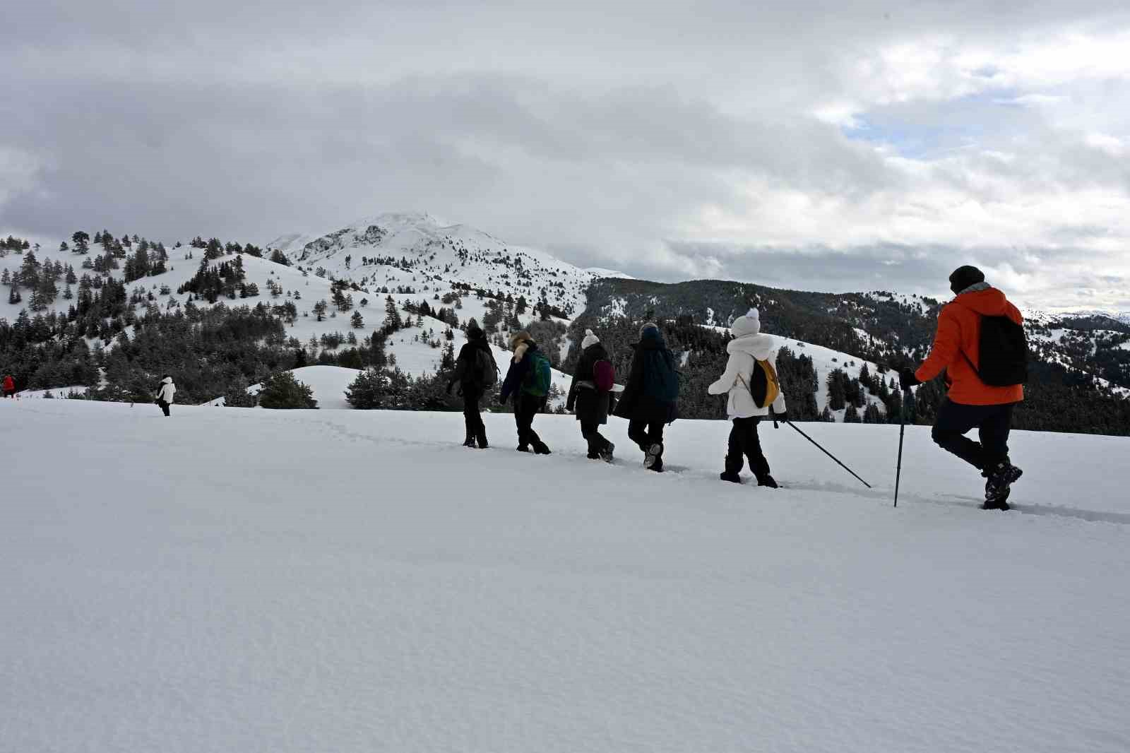 Tersun Dağı’nda zorlu kış yürüyüşü: Kar kalınlığı 1,5 metreyi buldu
Tersun Dağı’nda zorlu kış yürüyüşü: Kar kalınlığı 1,5 metreyi buldu
