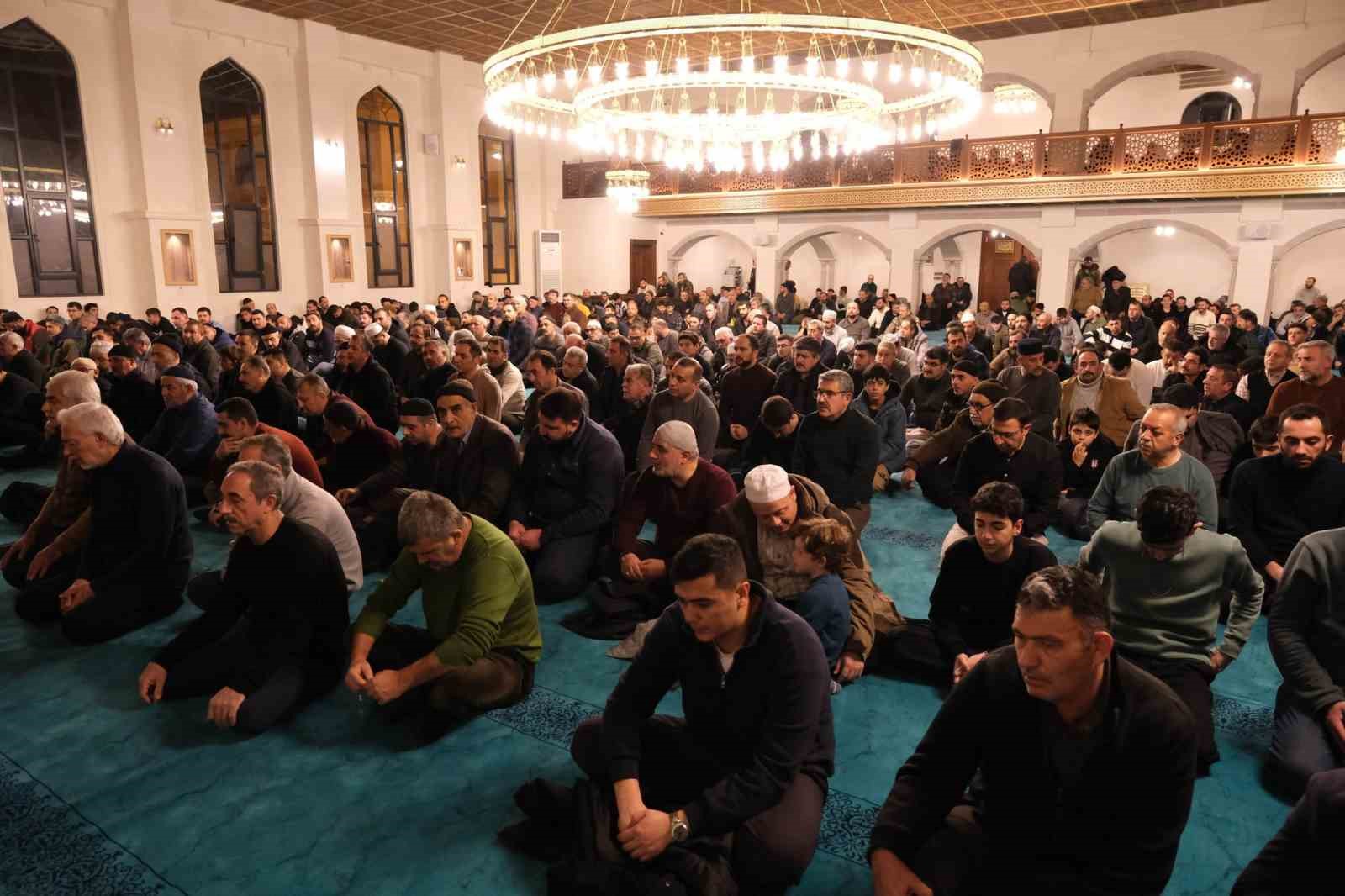 Terzibaba Mezarlığı Külliye Camii’nde Berat Kandili programı düzenlendi
