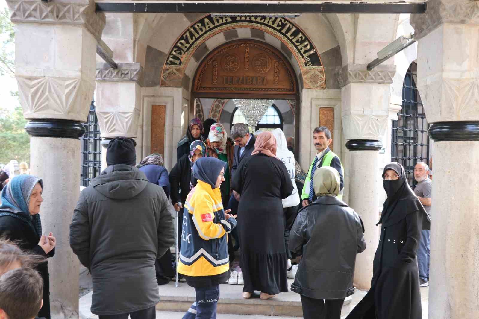 Terzibaba Mezarlığı’nda arife günü yoğunluğu
