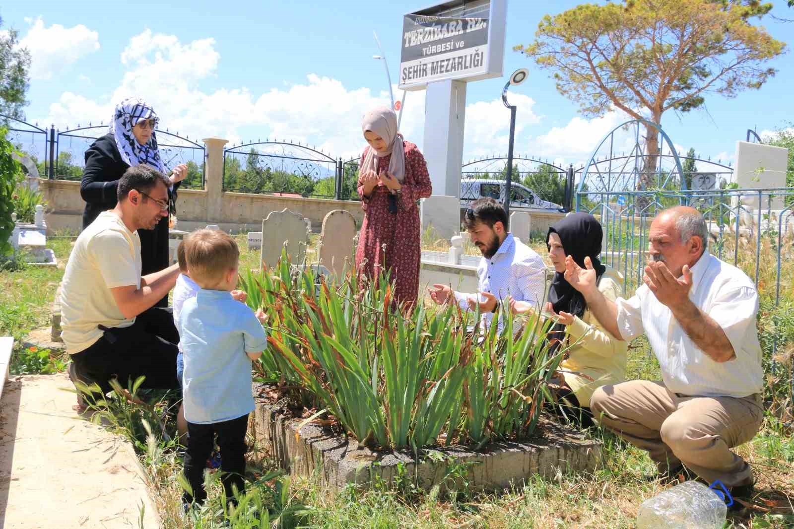 Terzibaba Mezarlığı’nda arife günü yoğunluğu
