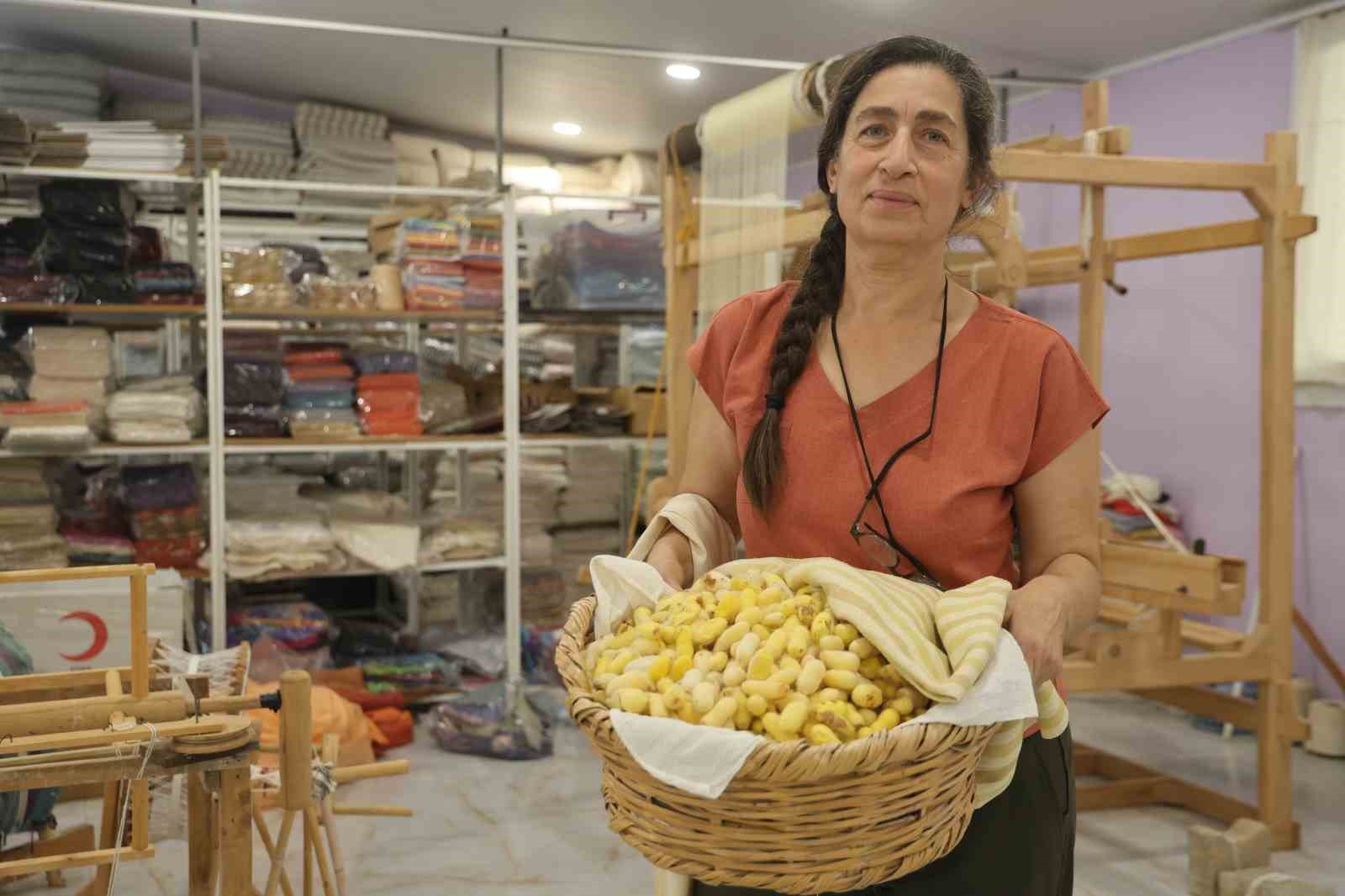 Tescilli ’Hatay Sarısı’nı yaşatmak için ömrünü adayan kadına "Yaşayan İnsan Hazinesi" ödülü
