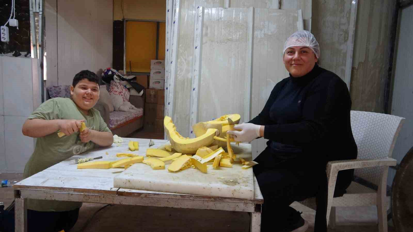 Tescilli lezzet kabak tatlısı depremzede ailenin ellerinde lezzet buluyor
