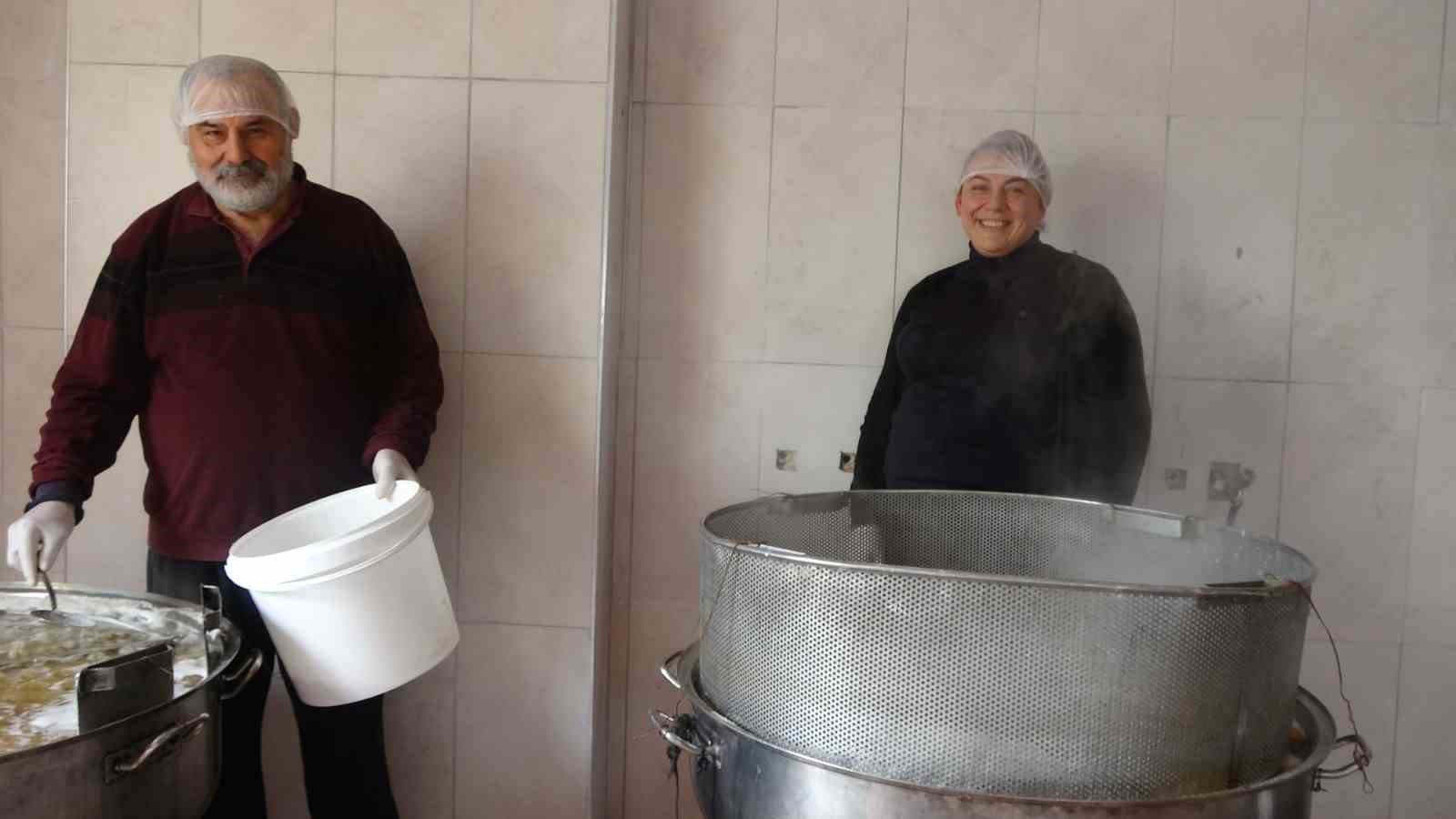 Tescilli lezzet kabak tatlısı depremzede ailenin ellerinde lezzet buluyor
