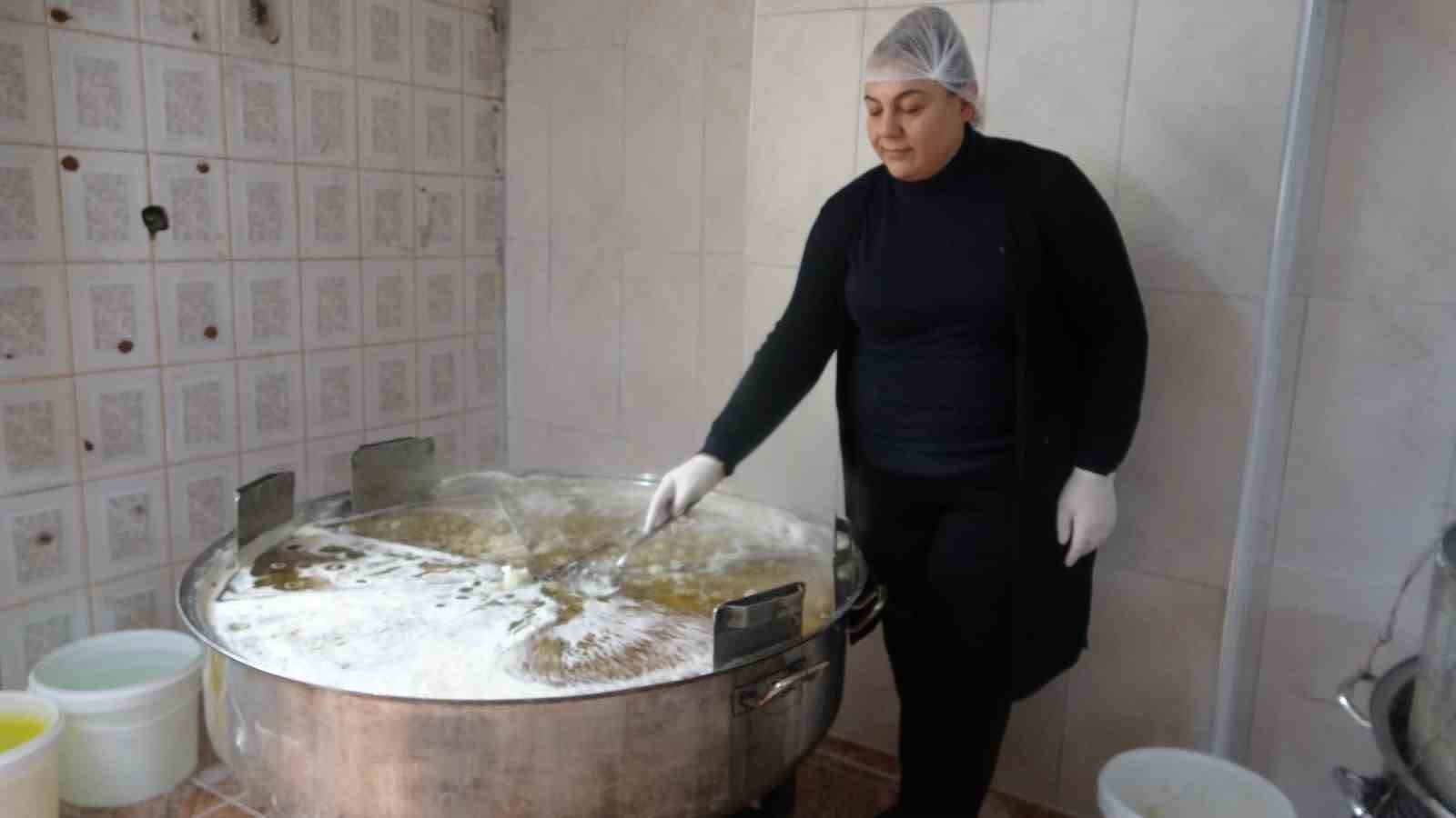 Tescilli lezzet kabak tatlısı depremzede ailenin ellerinde lezzet buluyor
