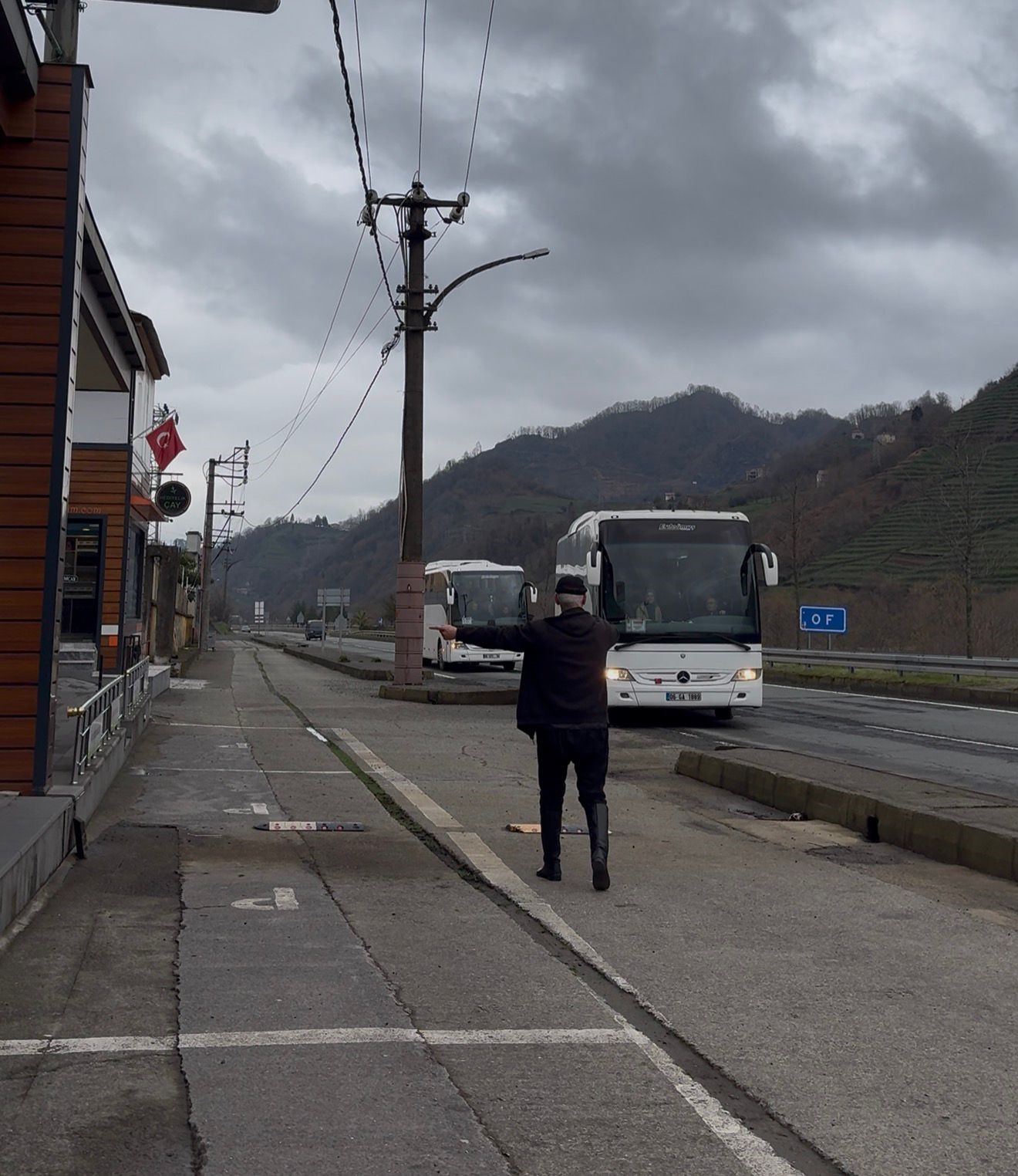 Tesise gelen tur otobüsleri ve minibüsleri adeta uçak yönlendirme görevlisi gibi karşılıyor
