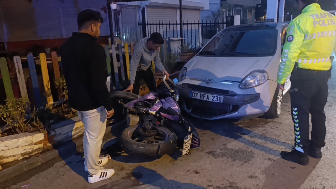 Tesla ile çarpışan motosikletteki 2 kişi metrelerce savruldu
