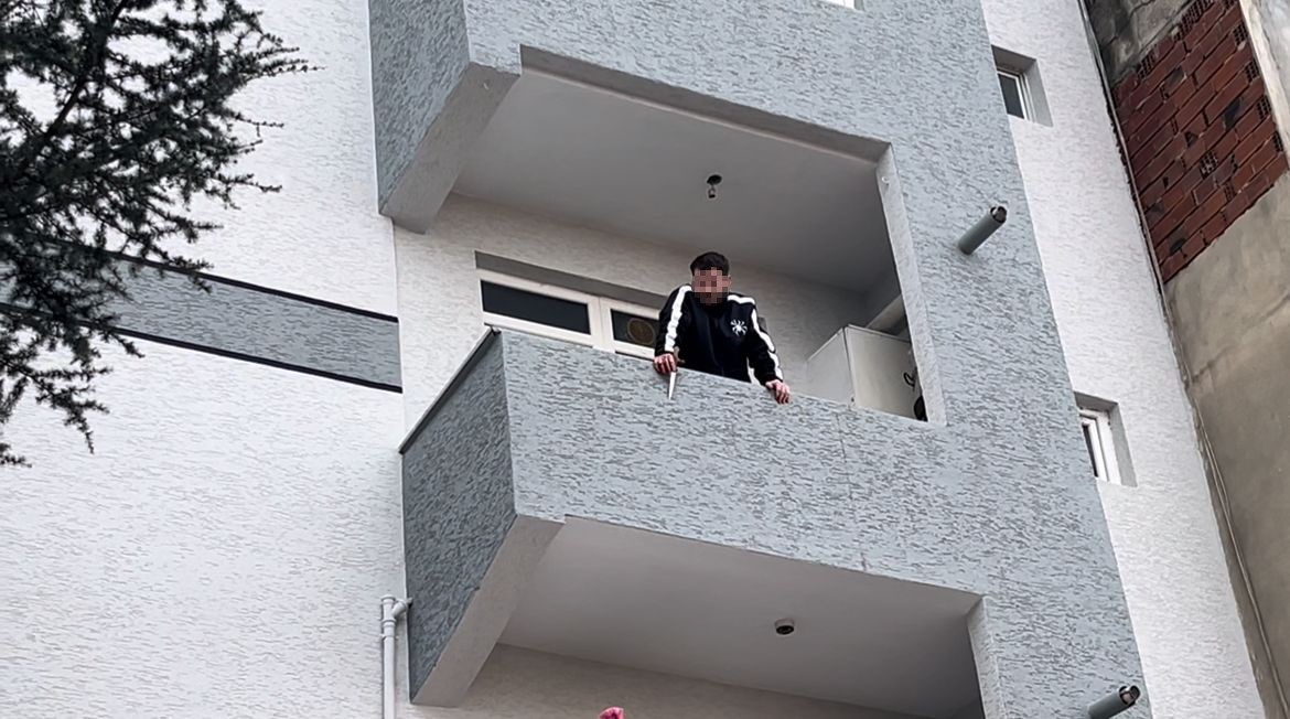 Teslim olmamak için kendini balkona kilitledi: Müzakereci ekipler sevk edildi
